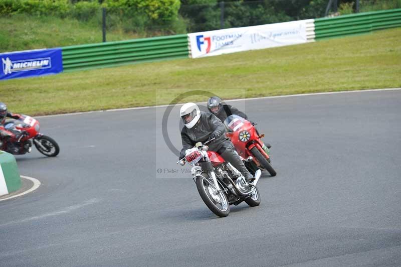 Mallory park Leicestershire;Mallory park photographs;Motorcycle action photographs;Rockingham;Rockingham photographs;Trackday digital images;classic bikes;event digital images;eventdigitalimages;mallory park;no limits trackday;peter wileman photography;rockingham corby northamptonshire;trackday;trackday photos;vintage bikes;vintage motorcycles;vmcc festival 1000 bikes