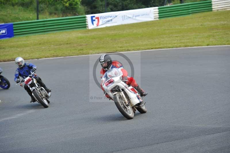 Mallory park Leicestershire;Mallory park photographs;Motorcycle action photographs;Rockingham;Rockingham photographs;Trackday digital images;classic bikes;event digital images;eventdigitalimages;mallory park;no limits trackday;peter wileman photography;rockingham corby northamptonshire;trackday;trackday photos;vintage bikes;vintage motorcycles;vmcc festival 1000 bikes