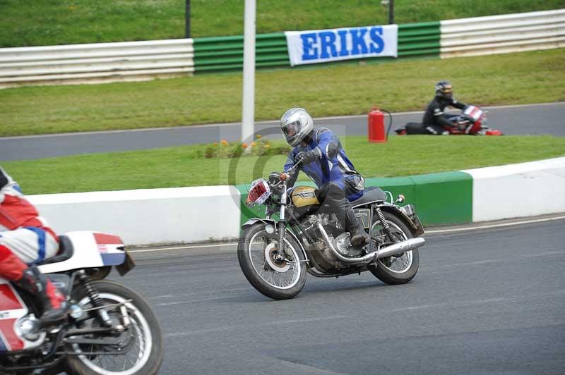 Mallory park Leicestershire;Mallory park photographs;Motorcycle action photographs;Rockingham;Rockingham photographs;Trackday digital images;classic bikes;event digital images;eventdigitalimages;mallory park;no limits trackday;peter wileman photography;rockingham corby northamptonshire;trackday;trackday photos;vintage bikes;vintage motorcycles;vmcc festival 1000 bikes