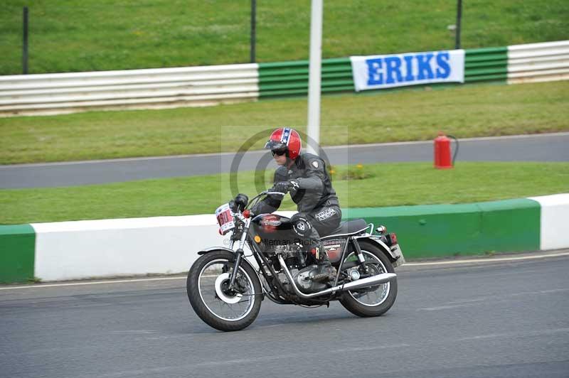 Mallory park Leicestershire;Mallory park photographs;Motorcycle action photographs;Rockingham;Rockingham photographs;Trackday digital images;classic bikes;event digital images;eventdigitalimages;mallory park;no limits trackday;peter wileman photography;rockingham corby northamptonshire;trackday;trackday photos;vintage bikes;vintage motorcycles;vmcc festival 1000 bikes