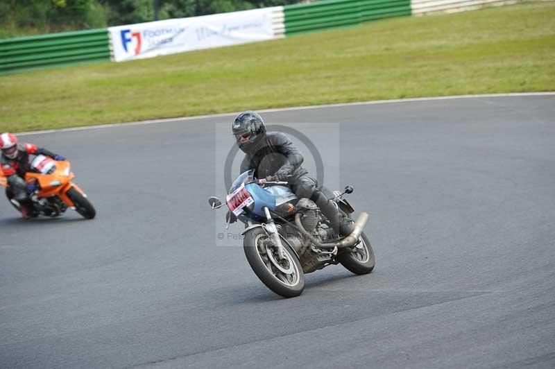 Mallory park Leicestershire;Mallory park photographs;Motorcycle action photographs;Rockingham;Rockingham photographs;Trackday digital images;classic bikes;event digital images;eventdigitalimages;mallory park;no limits trackday;peter wileman photography;rockingham corby northamptonshire;trackday;trackday photos;vintage bikes;vintage motorcycles;vmcc festival 1000 bikes