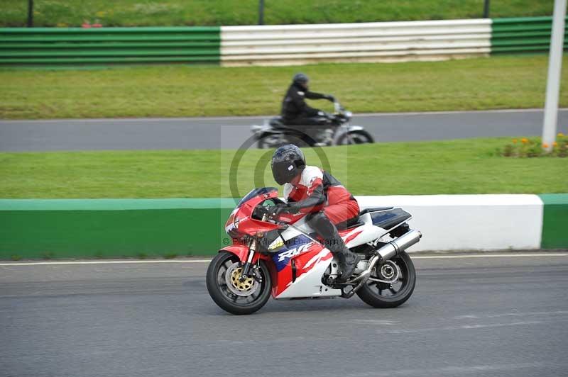 Mallory park Leicestershire;Mallory park photographs;Motorcycle action photographs;Rockingham;Rockingham photographs;Trackday digital images;classic bikes;event digital images;eventdigitalimages;mallory park;no limits trackday;peter wileman photography;rockingham corby northamptonshire;trackday;trackday photos;vintage bikes;vintage motorcycles;vmcc festival 1000 bikes