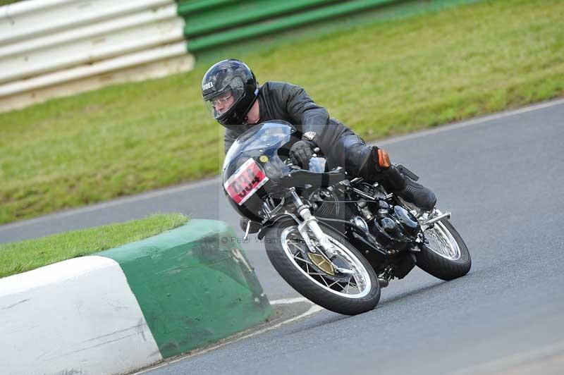 Mallory park Leicestershire;Mallory park photographs;Motorcycle action photographs;Rockingham;Rockingham photographs;Trackday digital images;classic bikes;event digital images;eventdigitalimages;mallory park;no limits trackday;peter wileman photography;rockingham corby northamptonshire;trackday;trackday photos;vintage bikes;vintage motorcycles;vmcc festival 1000 bikes