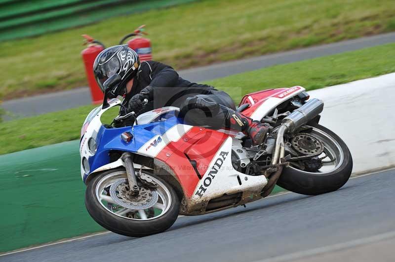 Mallory park Leicestershire;Mallory park photographs;Motorcycle action photographs;Rockingham;Rockingham photographs;Trackday digital images;classic bikes;event digital images;eventdigitalimages;mallory park;no limits trackday;peter wileman photography;rockingham corby northamptonshire;trackday;trackday photos;vintage bikes;vintage motorcycles;vmcc festival 1000 bikes