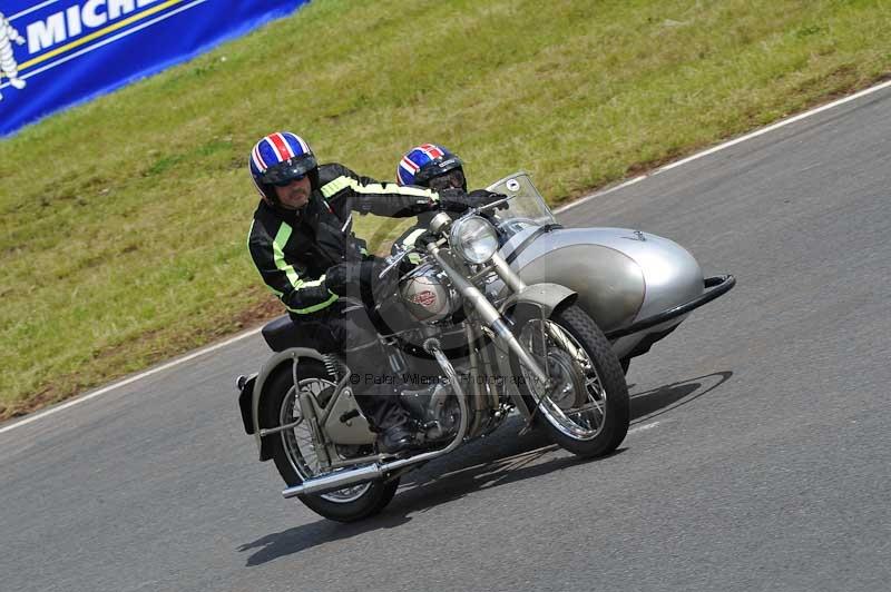 Mallory park Leicestershire;Mallory park photographs;Motorcycle action photographs;classic bikes;event digital images;eventdigitalimages;mallory park;no limits trackday;peter wileman photography;vintage bikes;vintage motorcycles;vmcc festival 1000 bikes