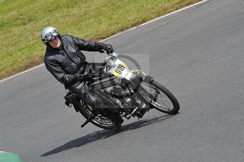 Mallory park Leicestershire;Mallory park photographs;Motorcycle action photographs;classic bikes;event digital images;eventdigitalimages;mallory park;no limits trackday;peter wileman photography;vintage bikes;vintage motorcycles;vmcc festival 1000 bikes