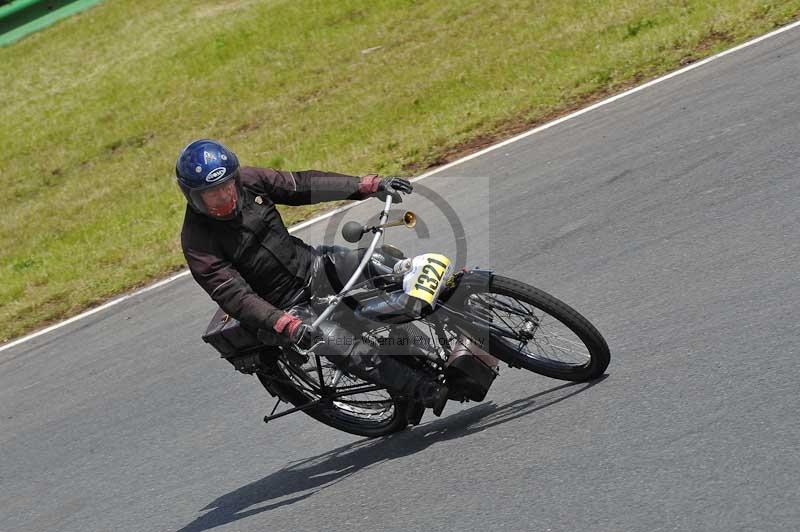 Mallory park Leicestershire;Mallory park photographs;Motorcycle action photographs;classic bikes;event digital images;eventdigitalimages;mallory park;no limits trackday;peter wileman photography;vintage bikes;vintage motorcycles;vmcc festival 1000 bikes