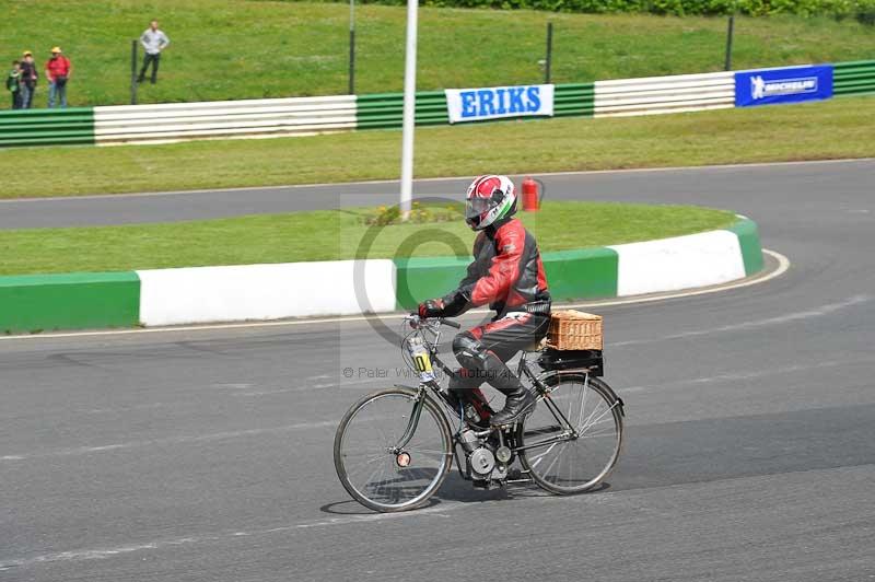 Mallory park Leicestershire;Mallory park photographs;Motorcycle action photographs;classic bikes;event digital images;eventdigitalimages;mallory park;no limits trackday;peter wileman photography;vintage bikes;vintage motorcycles;vmcc festival 1000 bikes