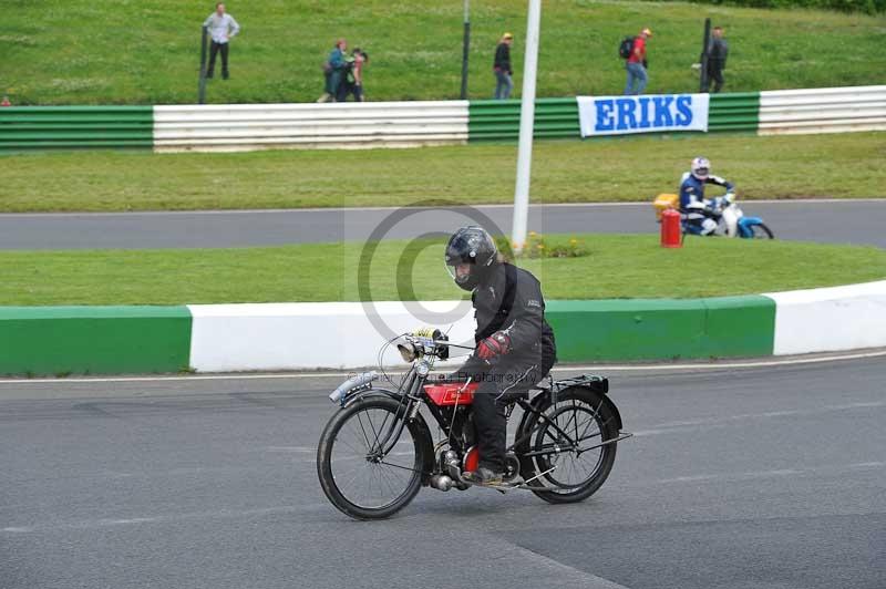 Mallory park Leicestershire;Mallory park photographs;Motorcycle action photographs;classic bikes;event digital images;eventdigitalimages;mallory park;no limits trackday;peter wileman photography;vintage bikes;vintage motorcycles;vmcc festival 1000 bikes