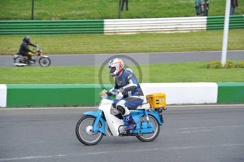 Mallory park Leicestershire;Mallory park photographs;Motorcycle action photographs;classic bikes;event digital images;eventdigitalimages;mallory park;no limits trackday;peter wileman photography;vintage bikes;vintage motorcycles;vmcc festival 1000 bikes