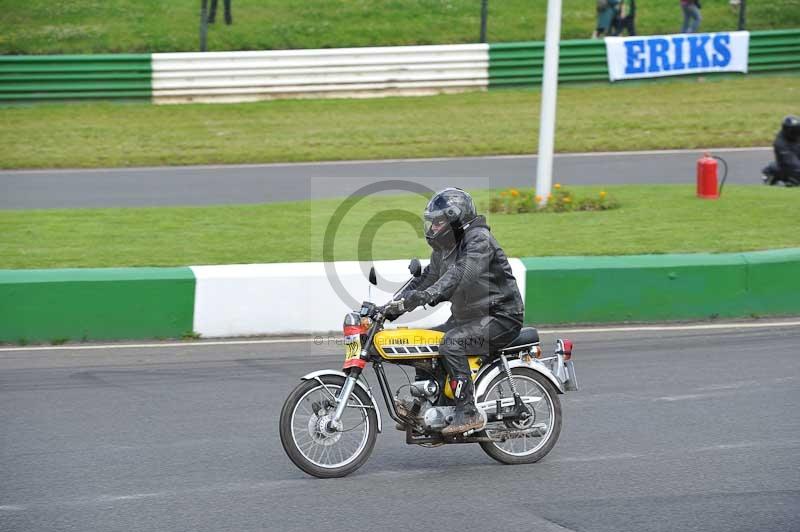 Mallory park Leicestershire;Mallory park photographs;Motorcycle action photographs;classic bikes;event digital images;eventdigitalimages;mallory park;no limits trackday;peter wileman photography;vintage bikes;vintage motorcycles;vmcc festival 1000 bikes