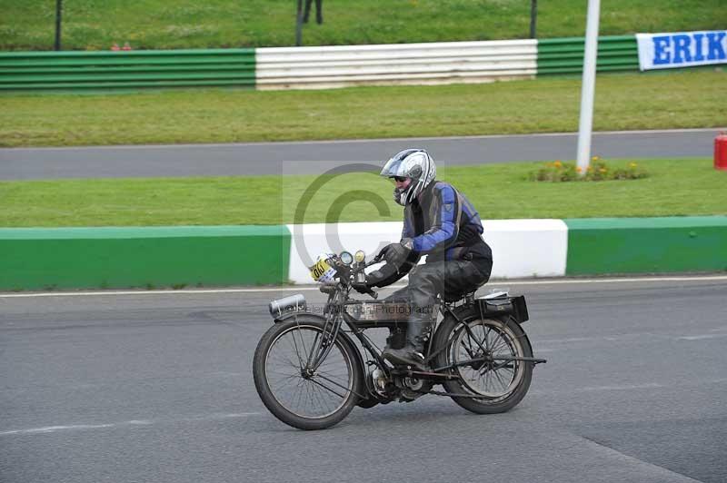 Mallory park Leicestershire;Mallory park photographs;Motorcycle action photographs;classic bikes;event digital images;eventdigitalimages;mallory park;no limits trackday;peter wileman photography;vintage bikes;vintage motorcycles;vmcc festival 1000 bikes