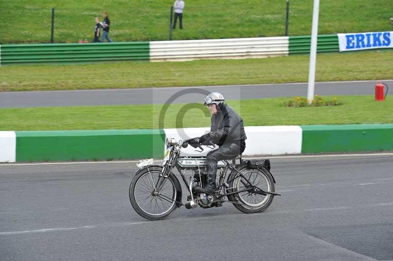 Mallory park Leicestershire;Mallory park photographs;Motorcycle action photographs;classic bikes;event digital images;eventdigitalimages;mallory park;no limits trackday;peter wileman photography;vintage bikes;vintage motorcycles;vmcc festival 1000 bikes