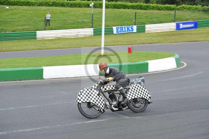 Mallory park Leicestershire;Mallory park photographs;Motorcycle action photographs;classic bikes;event digital images;eventdigitalimages;mallory park;no limits trackday;peter wileman photography;vintage bikes;vintage motorcycles;vmcc festival 1000 bikes