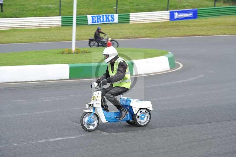 Mallory park Leicestershire;Mallory park photographs;Motorcycle action photographs;classic bikes;event digital images;eventdigitalimages;mallory park;no limits trackday;peter wileman photography;vintage bikes;vintage motorcycles;vmcc festival 1000 bikes