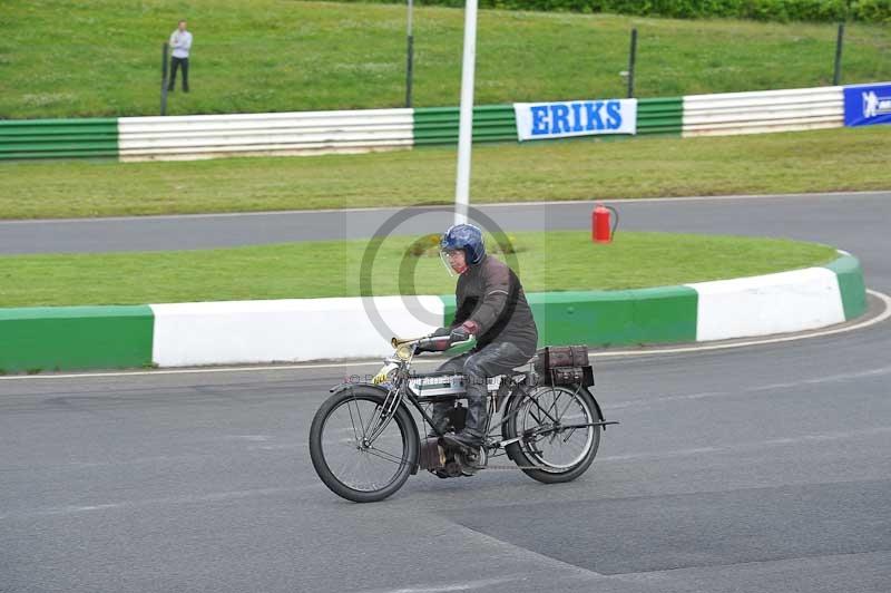 Mallory park Leicestershire;Mallory park photographs;Motorcycle action photographs;classic bikes;event digital images;eventdigitalimages;mallory park;no limits trackday;peter wileman photography;vintage bikes;vintage motorcycles;vmcc festival 1000 bikes