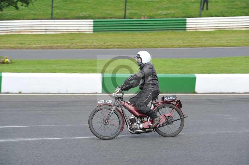 Mallory park Leicestershire;Mallory park photographs;Motorcycle action photographs;classic bikes;event digital images;eventdigitalimages;mallory park;no limits trackday;peter wileman photography;vintage bikes;vintage motorcycles;vmcc festival 1000 bikes