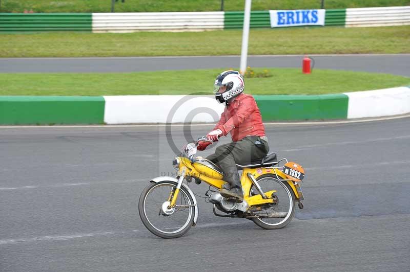 Mallory park Leicestershire;Mallory park photographs;Motorcycle action photographs;classic bikes;event digital images;eventdigitalimages;mallory park;no limits trackday;peter wileman photography;vintage bikes;vintage motorcycles;vmcc festival 1000 bikes