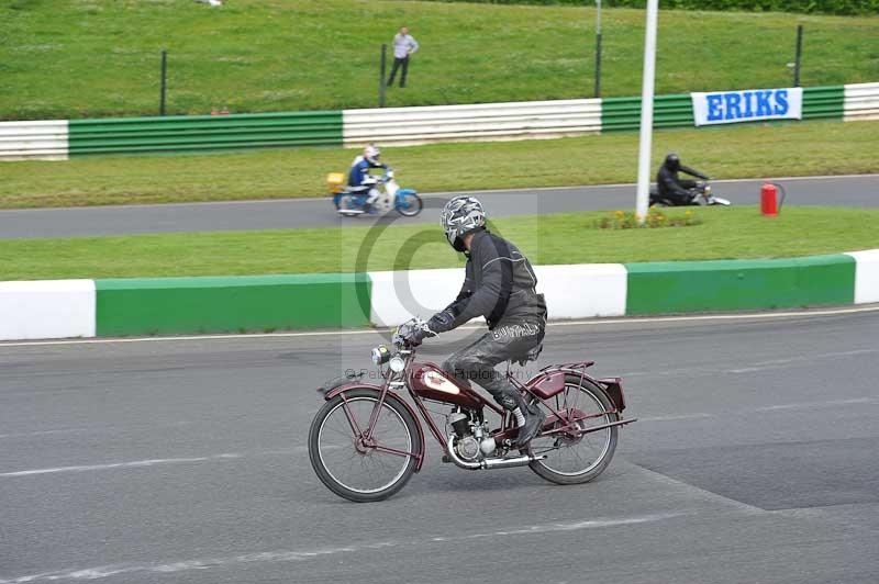 Mallory park Leicestershire;Mallory park photographs;Motorcycle action photographs;classic bikes;event digital images;eventdigitalimages;mallory park;no limits trackday;peter wileman photography;vintage bikes;vintage motorcycles;vmcc festival 1000 bikes