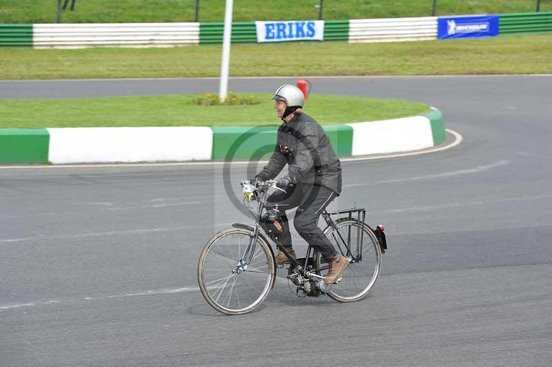 Mallory park Leicestershire;Mallory park photographs;Motorcycle action photographs;classic bikes;event digital images;eventdigitalimages;mallory park;no limits trackday;peter wileman photography;vintage bikes;vintage motorcycles;vmcc festival 1000 bikes