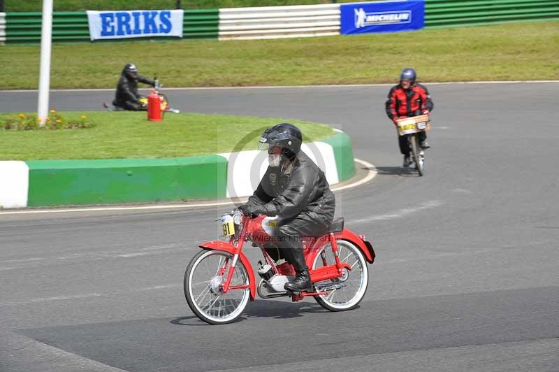 Mallory park Leicestershire;Mallory park photographs;Motorcycle action photographs;classic bikes;event digital images;eventdigitalimages;mallory park;no limits trackday;peter wileman photography;vintage bikes;vintage motorcycles;vmcc festival 1000 bikes