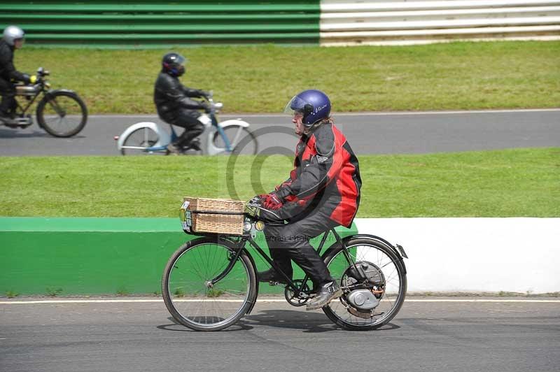 Mallory park Leicestershire;Mallory park photographs;Motorcycle action photographs;classic bikes;event digital images;eventdigitalimages;mallory park;no limits trackday;peter wileman photography;vintage bikes;vintage motorcycles;vmcc festival 1000 bikes