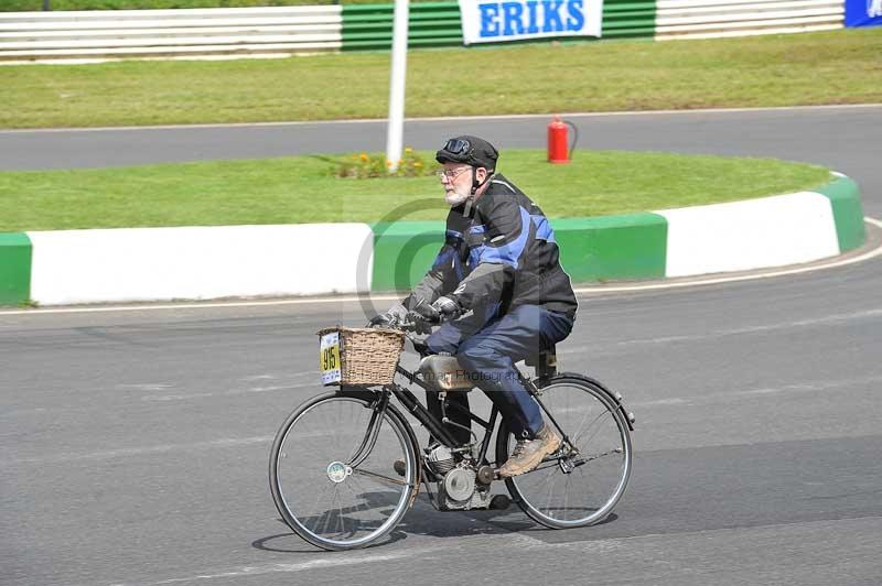 Mallory park Leicestershire;Mallory park photographs;Motorcycle action photographs;classic bikes;event digital images;eventdigitalimages;mallory park;no limits trackday;peter wileman photography;vintage bikes;vintage motorcycles;vmcc festival 1000 bikes