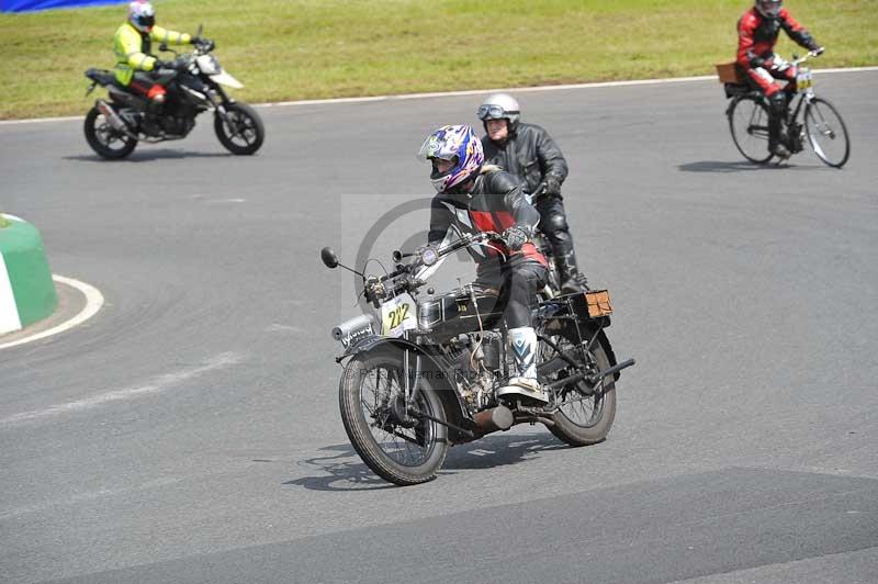 Mallory park Leicestershire;Mallory park photographs;Motorcycle action photographs;classic bikes;event digital images;eventdigitalimages;mallory park;no limits trackday;peter wileman photography;vintage bikes;vintage motorcycles;vmcc festival 1000 bikes