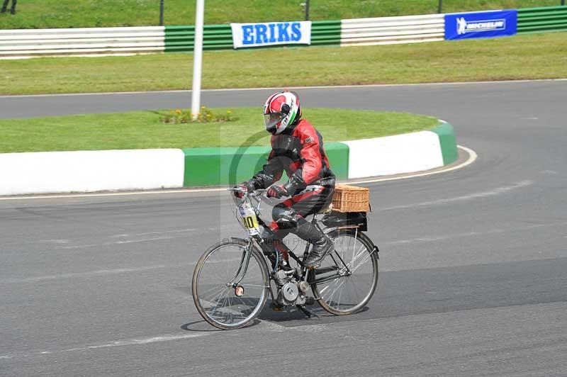 Mallory park Leicestershire;Mallory park photographs;Motorcycle action photographs;classic bikes;event digital images;eventdigitalimages;mallory park;no limits trackday;peter wileman photography;vintage bikes;vintage motorcycles;vmcc festival 1000 bikes