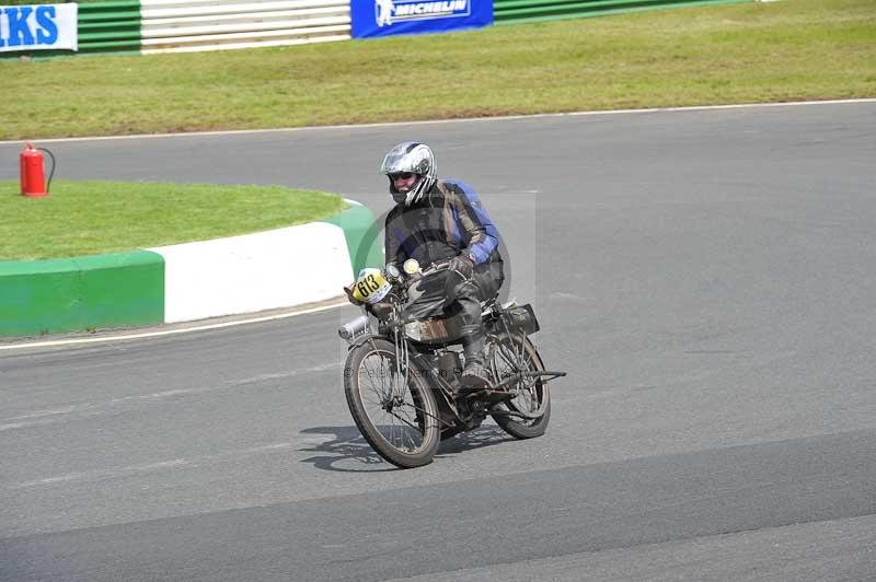 Mallory park Leicestershire;Mallory park photographs;Motorcycle action photographs;classic bikes;event digital images;eventdigitalimages;mallory park;no limits trackday;peter wileman photography;vintage bikes;vintage motorcycles;vmcc festival 1000 bikes