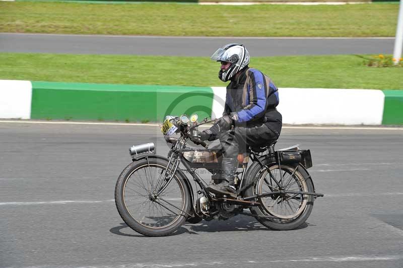 Mallory park Leicestershire;Mallory park photographs;Motorcycle action photographs;classic bikes;event digital images;eventdigitalimages;mallory park;no limits trackday;peter wileman photography;vintage bikes;vintage motorcycles;vmcc festival 1000 bikes