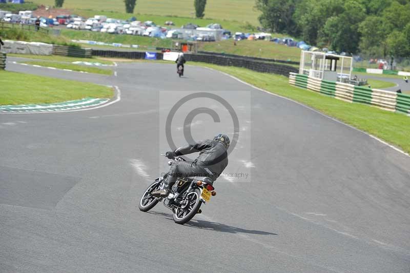 Mallory park Leicestershire;Mallory park photographs;Motorcycle action photographs;classic bikes;event digital images;eventdigitalimages;mallory park;no limits trackday;peter wileman photography;vintage bikes;vintage motorcycles;vmcc festival 1000 bikes