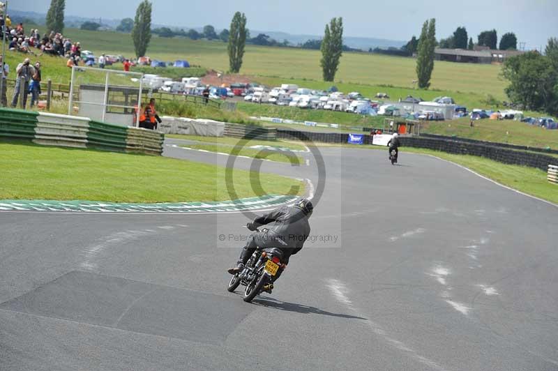 Mallory park Leicestershire;Mallory park photographs;Motorcycle action photographs;classic bikes;event digital images;eventdigitalimages;mallory park;no limits trackday;peter wileman photography;vintage bikes;vintage motorcycles;vmcc festival 1000 bikes