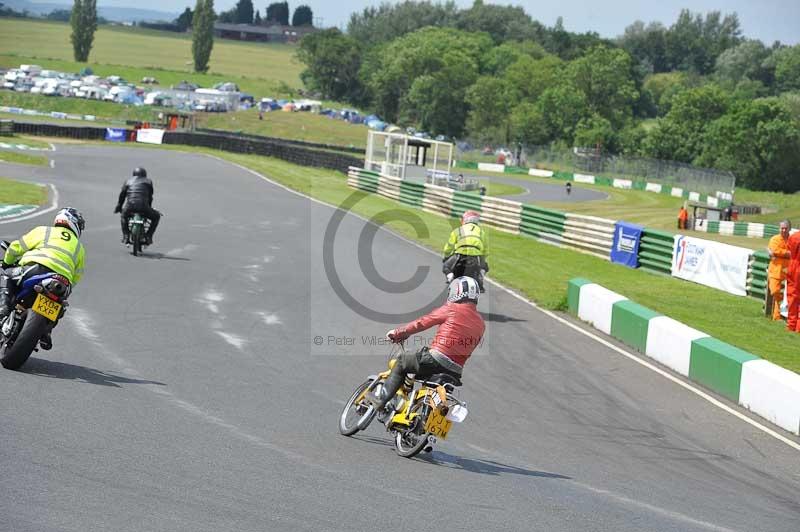 Mallory park Leicestershire;Mallory park photographs;Motorcycle action photographs;classic bikes;event digital images;eventdigitalimages;mallory park;no limits trackday;peter wileman photography;vintage bikes;vintage motorcycles;vmcc festival 1000 bikes