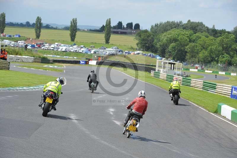 Mallory park Leicestershire;Mallory park photographs;Motorcycle action photographs;classic bikes;event digital images;eventdigitalimages;mallory park;no limits trackday;peter wileman photography;vintage bikes;vintage motorcycles;vmcc festival 1000 bikes