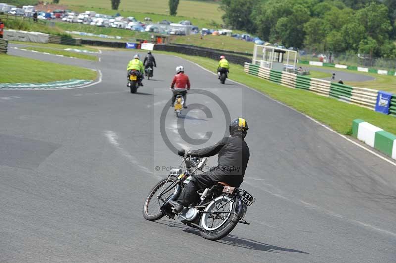 Mallory park Leicestershire;Mallory park photographs;Motorcycle action photographs;classic bikes;event digital images;eventdigitalimages;mallory park;no limits trackday;peter wileman photography;vintage bikes;vintage motorcycles;vmcc festival 1000 bikes