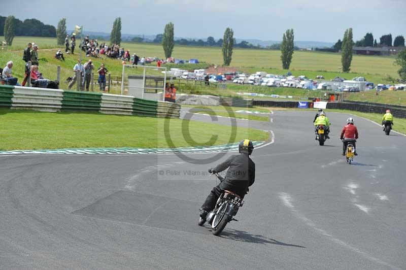 Mallory park Leicestershire;Mallory park photographs;Motorcycle action photographs;classic bikes;event digital images;eventdigitalimages;mallory park;no limits trackday;peter wileman photography;vintage bikes;vintage motorcycles;vmcc festival 1000 bikes