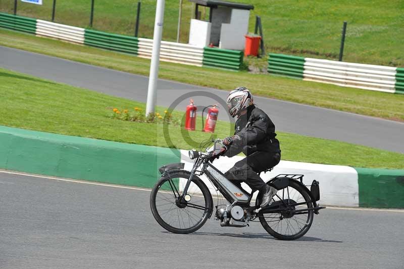 Mallory park Leicestershire;Mallory park photographs;Motorcycle action photographs;classic bikes;event digital images;eventdigitalimages;mallory park;no limits trackday;peter wileman photography;vintage bikes;vintage motorcycles;vmcc festival 1000 bikes