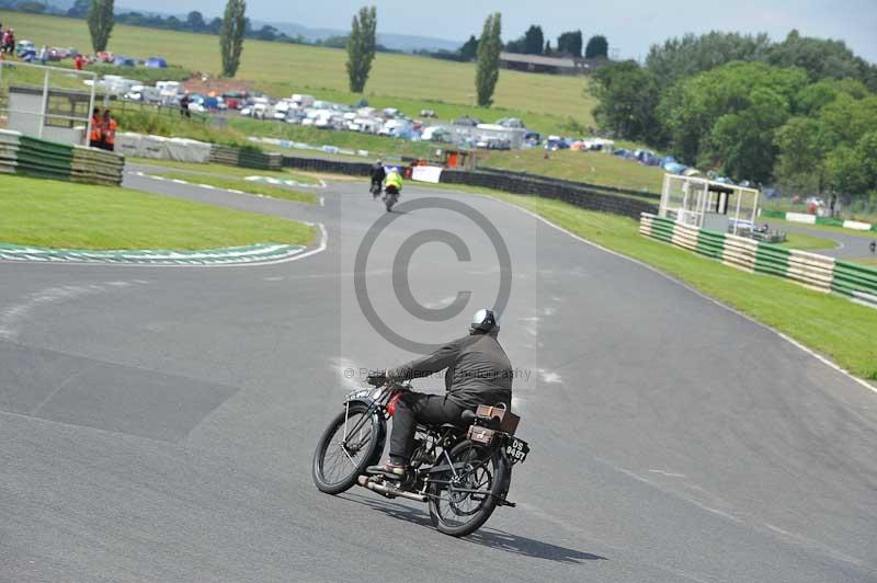 Mallory park Leicestershire;Mallory park photographs;Motorcycle action photographs;classic bikes;event digital images;eventdigitalimages;mallory park;no limits trackday;peter wileman photography;vintage bikes;vintage motorcycles;vmcc festival 1000 bikes