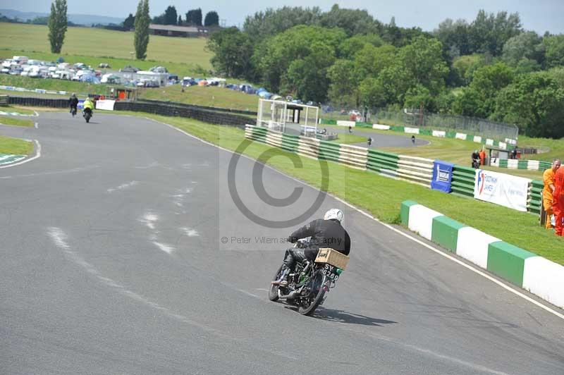 Mallory park Leicestershire;Mallory park photographs;Motorcycle action photographs;classic bikes;event digital images;eventdigitalimages;mallory park;no limits trackday;peter wileman photography;vintage bikes;vintage motorcycles;vmcc festival 1000 bikes