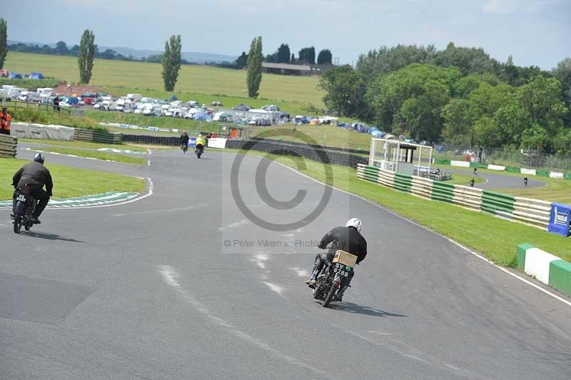 Mallory park Leicestershire;Mallory park photographs;Motorcycle action photographs;classic bikes;event digital images;eventdigitalimages;mallory park;no limits trackday;peter wileman photography;vintage bikes;vintage motorcycles;vmcc festival 1000 bikes