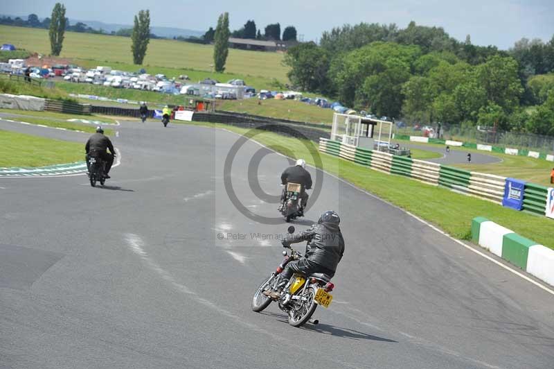 Mallory park Leicestershire;Mallory park photographs;Motorcycle action photographs;classic bikes;event digital images;eventdigitalimages;mallory park;no limits trackday;peter wileman photography;vintage bikes;vintage motorcycles;vmcc festival 1000 bikes