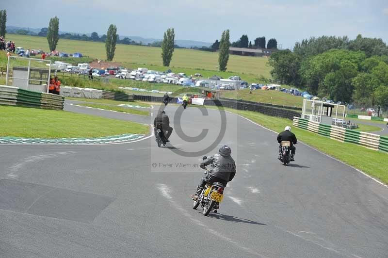 Mallory park Leicestershire;Mallory park photographs;Motorcycle action photographs;classic bikes;event digital images;eventdigitalimages;mallory park;no limits trackday;peter wileman photography;vintage bikes;vintage motorcycles;vmcc festival 1000 bikes