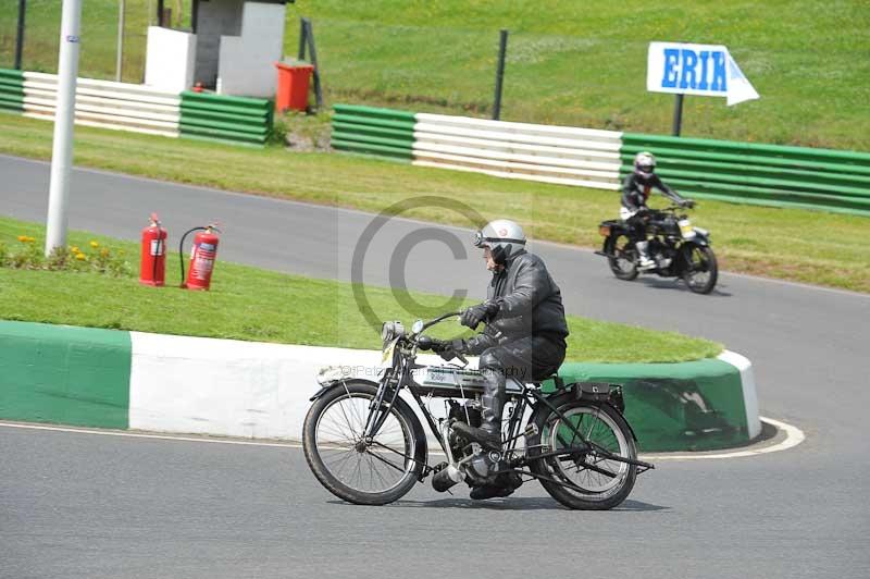 Mallory park Leicestershire;Mallory park photographs;Motorcycle action photographs;classic bikes;event digital images;eventdigitalimages;mallory park;no limits trackday;peter wileman photography;vintage bikes;vintage motorcycles;vmcc festival 1000 bikes