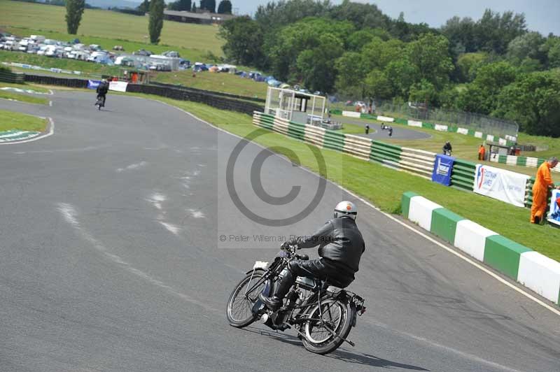 Mallory park Leicestershire;Mallory park photographs;Motorcycle action photographs;classic bikes;event digital images;eventdigitalimages;mallory park;no limits trackday;peter wileman photography;vintage bikes;vintage motorcycles;vmcc festival 1000 bikes