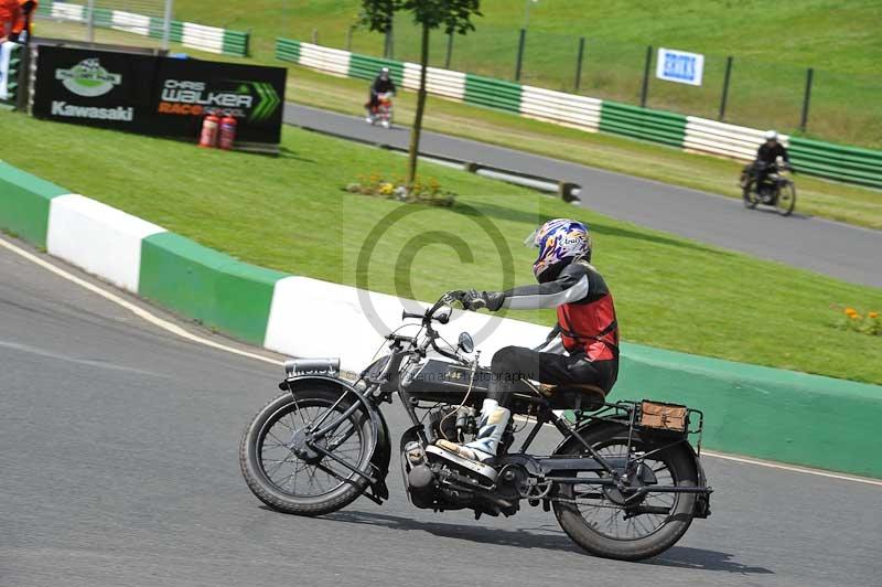 Mallory park Leicestershire;Mallory park photographs;Motorcycle action photographs;classic bikes;event digital images;eventdigitalimages;mallory park;no limits trackday;peter wileman photography;vintage bikes;vintage motorcycles;vmcc festival 1000 bikes