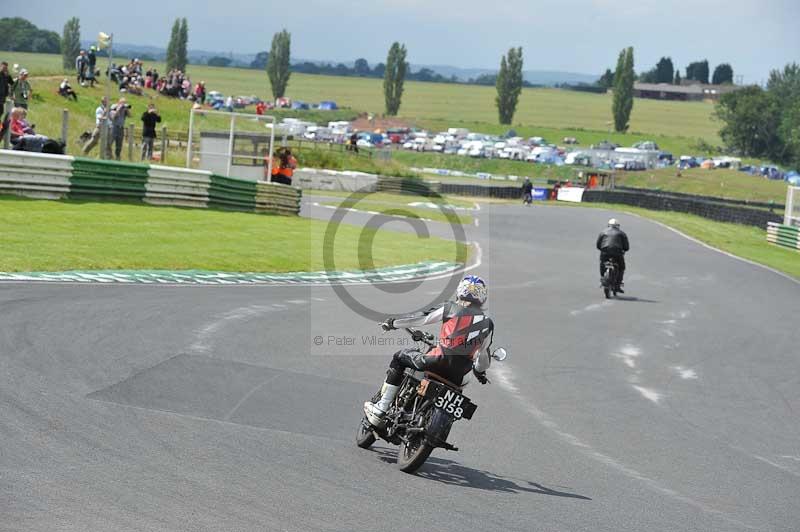 Mallory park Leicestershire;Mallory park photographs;Motorcycle action photographs;classic bikes;event digital images;eventdigitalimages;mallory park;no limits trackday;peter wileman photography;vintage bikes;vintage motorcycles;vmcc festival 1000 bikes