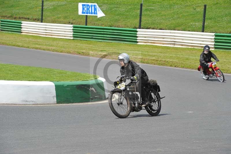 Mallory park Leicestershire;Mallory park photographs;Motorcycle action photographs;classic bikes;event digital images;eventdigitalimages;mallory park;no limits trackday;peter wileman photography;vintage bikes;vintage motorcycles;vmcc festival 1000 bikes