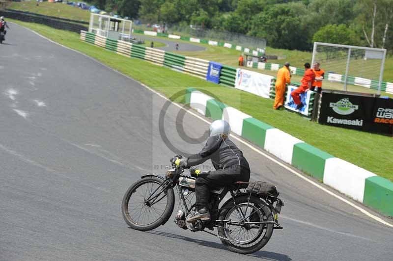 Mallory park Leicestershire;Mallory park photographs;Motorcycle action photographs;classic bikes;event digital images;eventdigitalimages;mallory park;no limits trackday;peter wileman photography;vintage bikes;vintage motorcycles;vmcc festival 1000 bikes