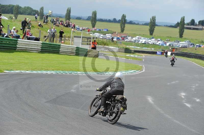 Mallory park Leicestershire;Mallory park photographs;Motorcycle action photographs;classic bikes;event digital images;eventdigitalimages;mallory park;no limits trackday;peter wileman photography;vintage bikes;vintage motorcycles;vmcc festival 1000 bikes